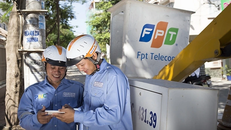 Kỹ thuật viên FPT Telecom khảo sát hạ tầng và lắp đặt mạng cho gia đình